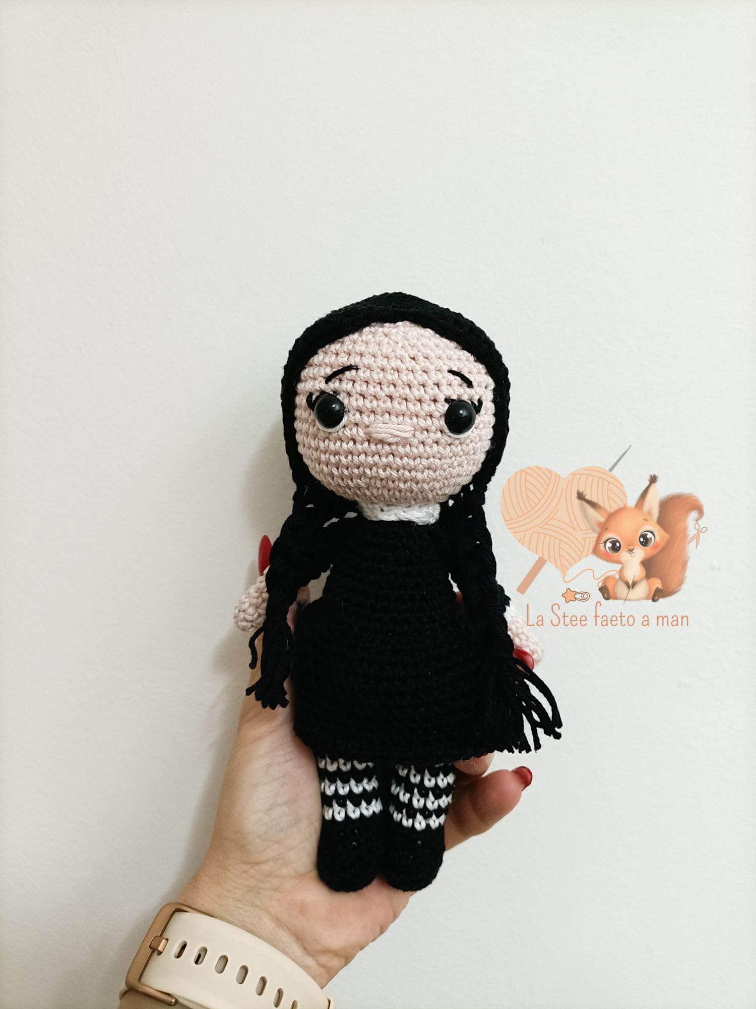 Pupazzo Amigurumi Mercoledi' Addams 20 cm – la steefaeto a man prodotti  artigianali