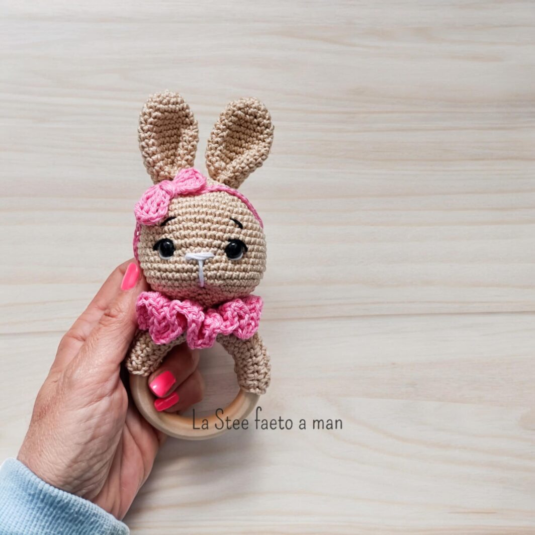 Sonaglio con coniglietta amigurumi con fascetta