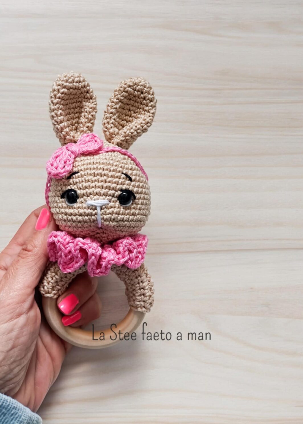 Sonaglio con coniglietta amigurumi con fascetta
