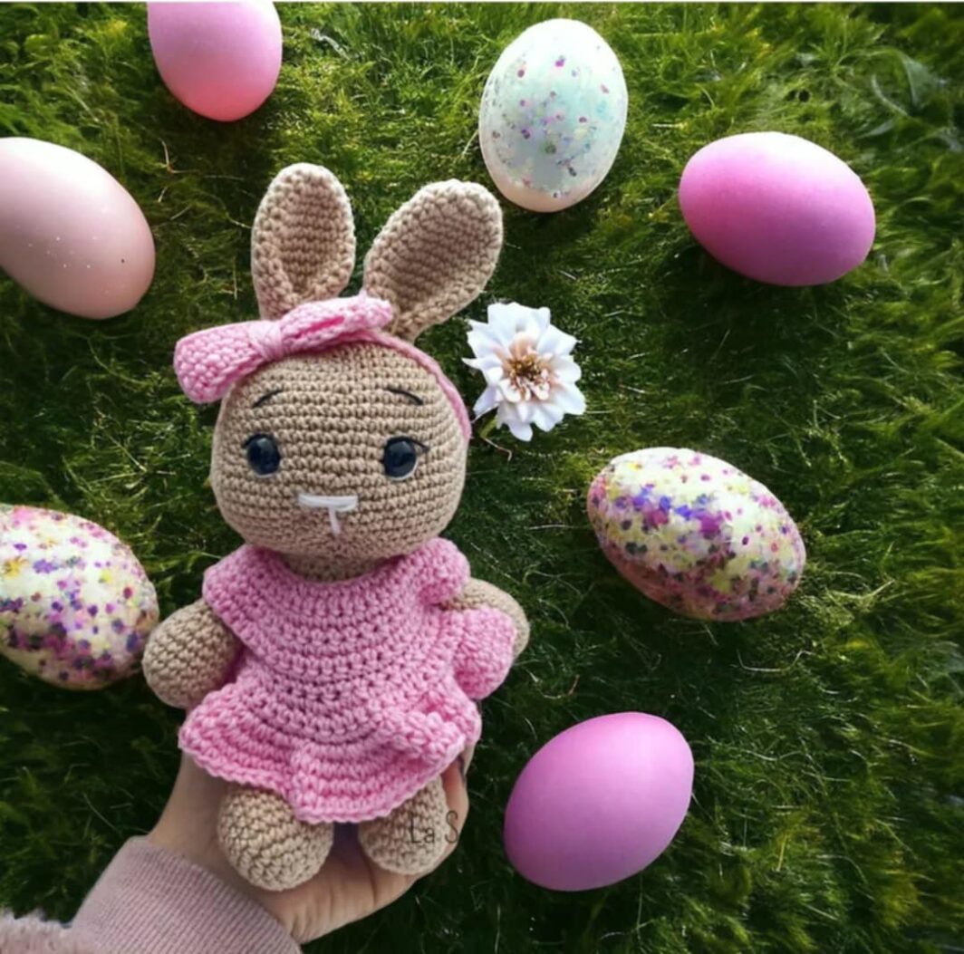 Coniglietta amigurumi con vestitino e fiocco