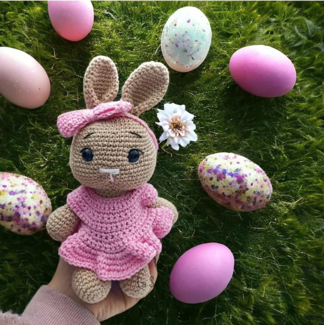 Coniglietta amigurumi con vestitino e fiocco