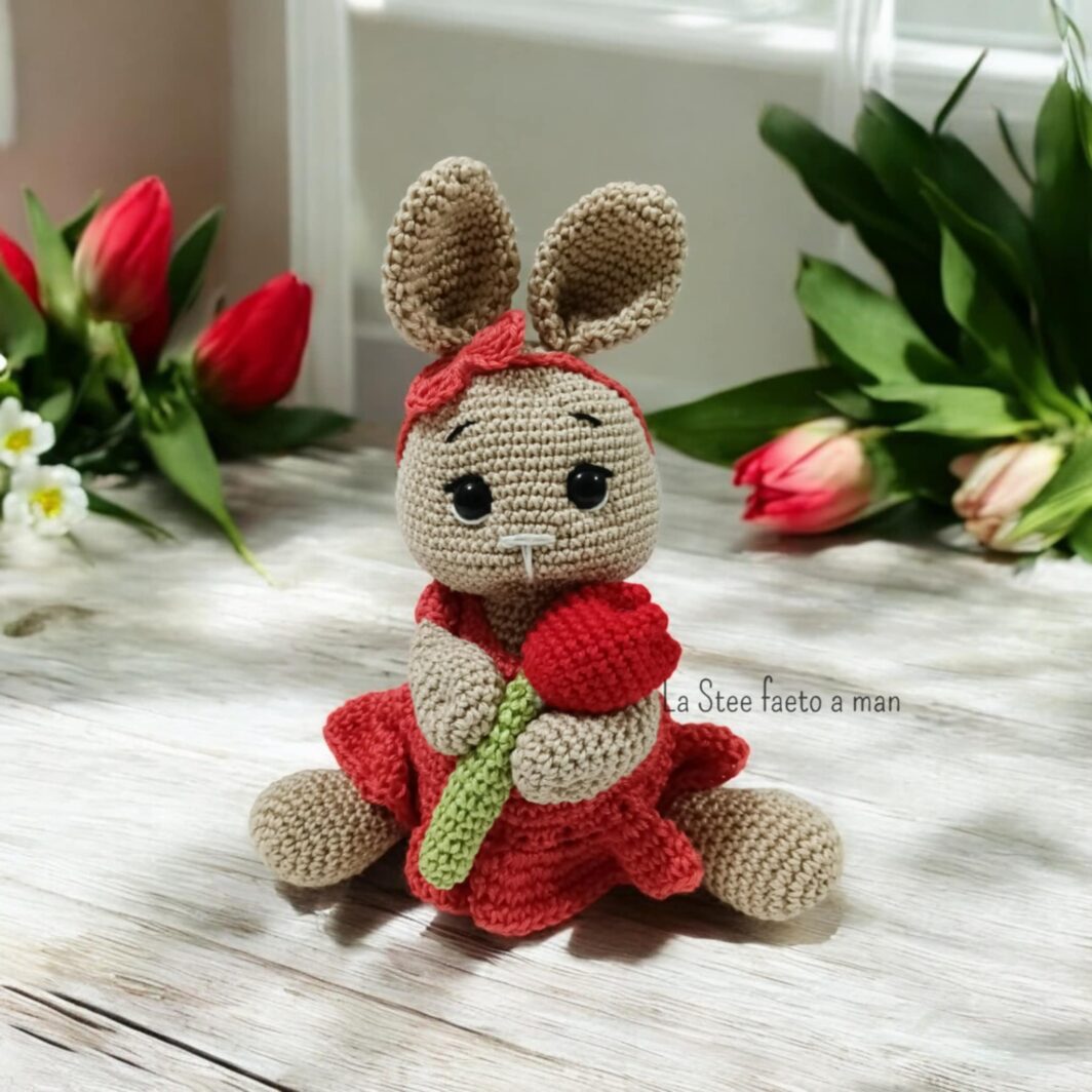 Coniglietta amigurumi con tulipano