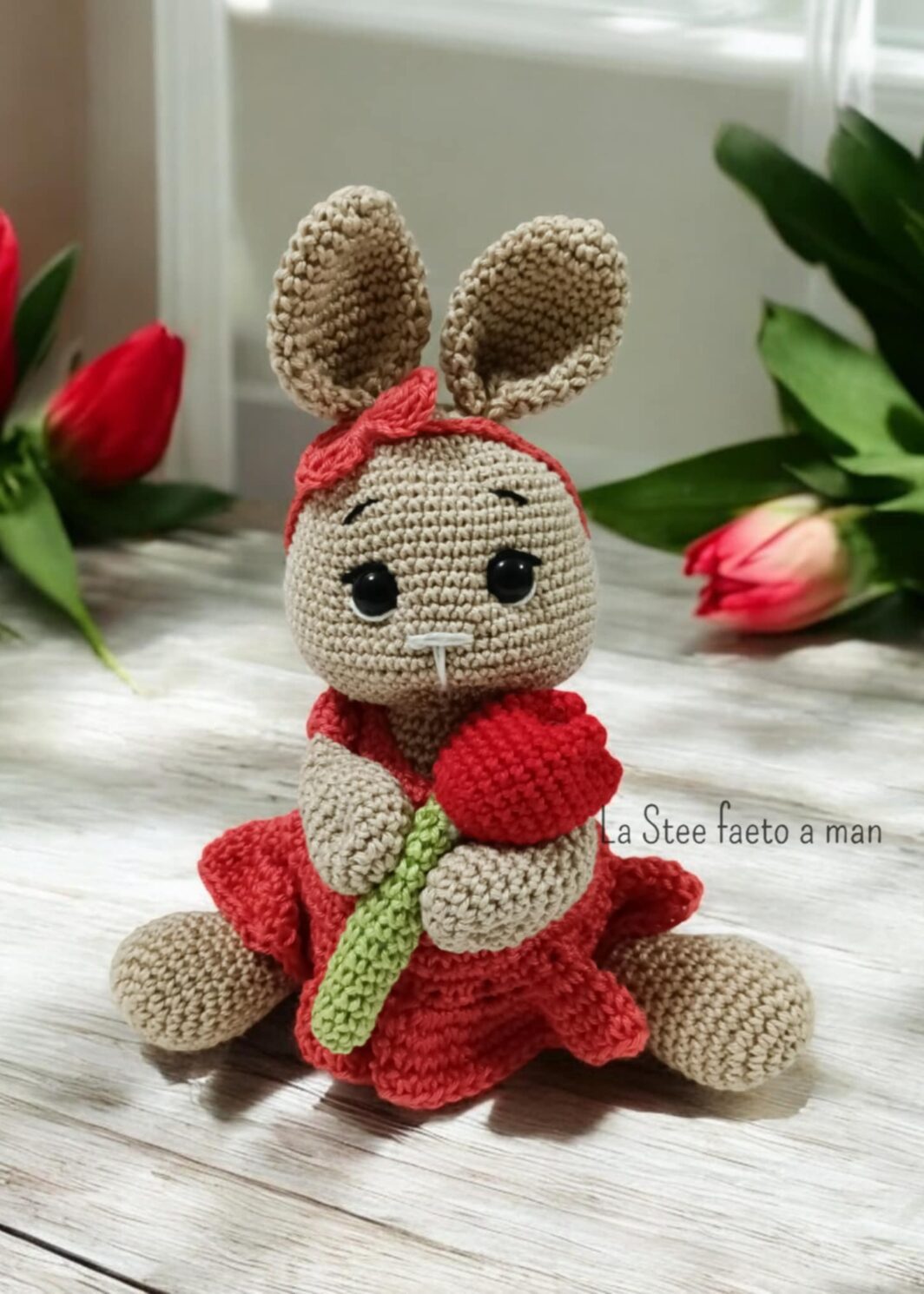 Coniglietta amigurumi con tulipano