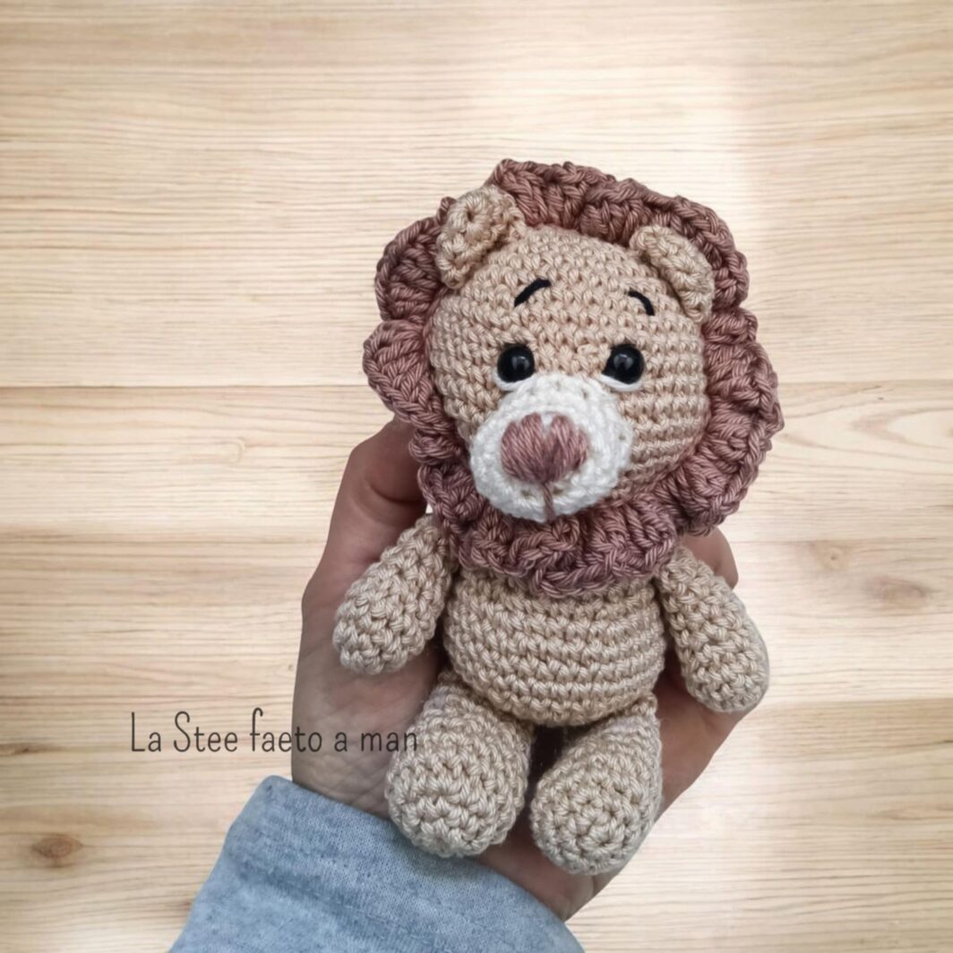 Leoncino amigurumi - 15 cm seduto