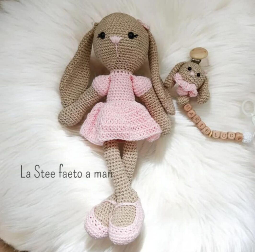 Set con coniglietta amigurumi e catenella portaciuccio personalizzata
