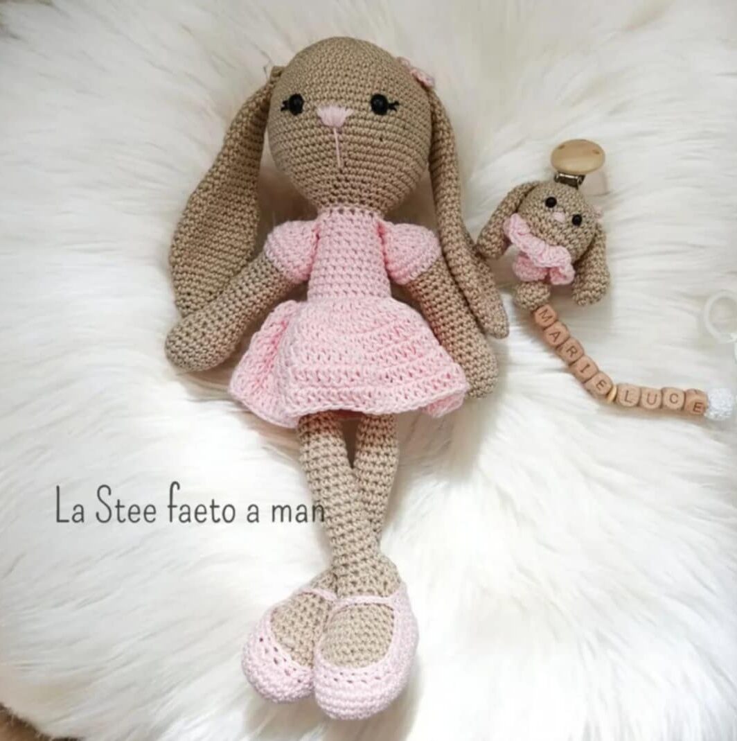 Set con coniglietta amigurumi e catenella portaciuccio personalizzata